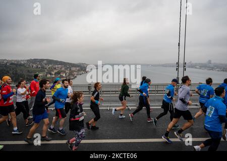 Coureurs vus sur le pont des martyrs de 15 juillet, anciennement appelé pont du Bosphore, lors du Marathon annuel d'Istanbul de 43rd à Istanbul, Turquie sur 7 novembre 2021. (Photo par Erhan Demirtas/NurPhoto) Banque D'Images