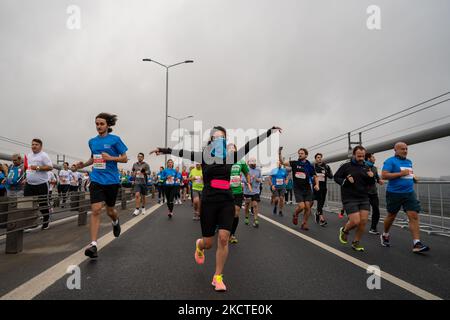 Coureurs vus sur le pont des martyrs de 15 juillet, anciennement appelé pont du Bosphore, lors du Marathon annuel d'Istanbul de 43rd à Istanbul, Turquie sur 7 novembre 2021. (Photo par Erhan Demirtas/NurPhoto) Banque D'Images