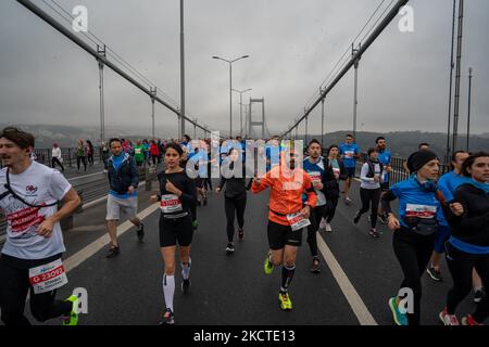 Coureurs vus sur le pont des martyrs de 15 juillet, anciennement appelé pont du Bosphore, lors du Marathon annuel d'Istanbul de 43rd à Istanbul, Turquie sur 7 novembre 2021. (Photo par Erhan Demirtas/NurPhoto) Banque D'Images