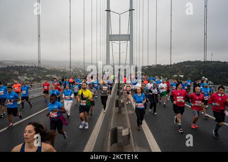 Coureurs vus sur le pont des martyrs de 15 juillet, anciennement appelé pont du Bosphore, lors du Marathon annuel d'Istanbul de 43rd à Istanbul, Turquie sur 7 novembre 2021. (Photo par Erhan Demirtas/NurPhoto) Banque D'Images