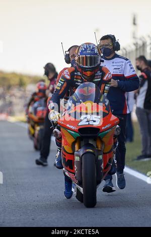 Raul Fernandez (25) d'Espagne et Red Bull KTM Ajo Kalex pendant la course de Grande Premio Brembo do Algarve à Autodromo do Algarve sur 7 novembre 2021 à Lagoa, Algarve, Faro. (Photo de Jose Breton/Pics action/NurPhoto) Banque D'Images