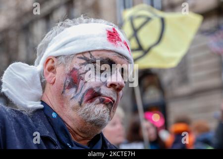 Des manifestants pour l'environnement détiennent des plakards et des drapeaux au cours d'une manifestation appelant les politiciens à prendre des mesures contre la crise climatique dans le centre de Glasgow, en Écosse, à 7 novembre 2021. Les manifestants défilèrent lors de la Conférence des Nations Unies sur les changements climatiques de COP26, organisée par la CCNUCC. COP26, de 31 octobre à 12 novembre à Glasgow, est la plus importante conférence sur le climat depuis la CdP de Paris en 2015. (Photo par Dominika Zarzycka/NurPhoto) Banque D'Images