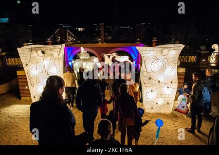 Une vue sur les centaines de sculptures légères exposées dans la rue où les gens pouvaient se promener, pendant la célébration de la visite de Saint-Martin., à Utrecht, sur 5 novembre 2021. (Photo par Romy Arroyo Fernandez/NurPhoto) Banque D'Images