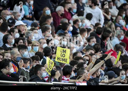 Les fans de Valence CF organise des manifestations contre le propriétaire Peter Lim lors du match de la Liga entre Valencia CF et Atletico de Madrid au stade Mestalla sur 7 novembre 2021. (Photo de Jose Miguel Fernandez/NurPhoto) Banque D'Images