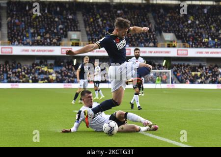 Ryan Leonard de Millwall bataille pour possession avec Jason Knight du comté de Derby lors du match de championnat Sky Bet entre Millwall et Derby County à la Den, Londres, le samedi 6th novembre 2021. (Photo par Ivan Yordanov/MI News/NurPhoto) Banque D'Images