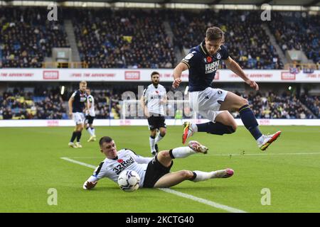 Ryan Leonard de Millwall bataille pour possession avec Jason Knight du comté de Derby lors du match de championnat Sky Bet entre Millwall et Derby County à la Den, Londres, le samedi 6th novembre 2021. (Photo par Ivan Yordanov/MI News/NurPhoto) Banque D'Images