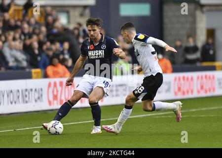 Ryan Leonard de Millwall bataille pour possession avec Jason Knight du comté de Derby lors du match de championnat Sky Bet entre Millwall et Derby County à la Den, Londres, le samedi 6th novembre 2021. (Photo par Ivan Yordanov/MI News/NurPhoto) Banque D'Images