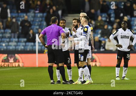 Nathan Byrne(2), Graeme Shinnie(4) et Tom Lawrence du comté de Derby en discussion avec l'arbitre Tim Robinson lors du match du championnat Sky Bet entre Millwall et le comté de Derby à la Den, Londres, le samedi 6th novembre 2021. (Photo par Ivan Yordanov/MI News/NurPhoto) Banque D'Images