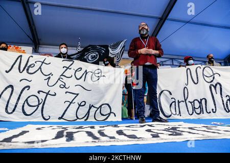 Le protestant tient des banderoles pendant le dixième jour de la Conférence des Nations Unies sur les changements climatiques de COP26, tenue par la CCNUCC à l'intérieur du lieu COP26 - Campus écossais de l'événement à Glasgow, en Écosse, sur 9 novembre 2021. COP26, de 31 octobre à novembre 12 à Glasgow, est la plus importante conférence sur le climat depuis le sommet de Paris de 2015, car les nations devraient fixer de nouveaux objectifs d'émissions de gaz à effet de serre afin de ralentir le réchauffement climatique et de raffermir d'autres engagements clés. (Photo par Dominika Zarzycka/NurPhoto) Banque D'Images