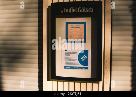 Un signe de « 2G permis » est vu dans un pub à Cologne, en Allemagne, le 9 novembre 2021, car Cologne applique 2G règles pour le début du carnaval de cologne cette année en raison de l'augmentation des cas de coronavirus. (Photo de Ying Tang/NurPhoto) Banque D'Images