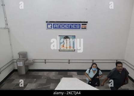 Vue à l'intérieur de la station de métro Pino Suárez sur la ligne 2, Mexico, pendant l'urgence sanitaire COVID-19 et le retour officiel au feu vert de circulation épidémiologique dans la capitale. Selon le Journal officiel de Mexico, les boîtes de nuit, les bars, les cantines, les discothèques et les salles d'événements sociaux peuvent maintenant fonctionner avec une capacité de 50 %, ce qui donne la priorité à l'utilisation de terrasses ou d'espaces en plein air. (Photo de Gerardo Vieyra/NurPhoto) Banque D'Images