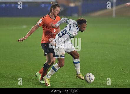 Les défenses Carl Piergianni d'Oldham Athletic avec Nicky Maynard of Tranmere Rovers lors du match de Trophée EFL entre Tranmere Rovers et Oldham Athletic à Prenton Park, Birkenhead, le mardi 9th novembre 2021. (Photo d'Eddie Garvey/MI News/NurPhoto) Banque D'Images