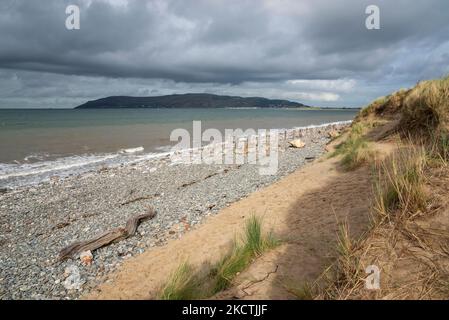 Un jour d'automne sur la côte du nord du pays de Galles à Conwy Morfa. Vue vers la Grande Orme à Llandudno. Banque D'Images