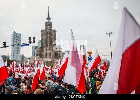 Les gens assistent à la marche de l'indépendance pour célébrer le 101 anniversaire de la Pologne qui a regagné l'indépendance. Varsovie, Pologne, le 11 novembre 2019. Des dizaines de milliers de Polonais de Varsovie et de tout le pays sont arrivés dans la capitale polonaise le jour de l'indépendance de la nation (photo de Beata Zawrzel/NurPhoto) Banque D'Images