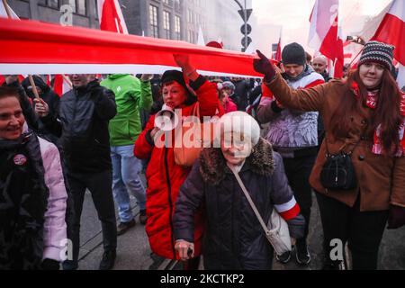 Les gens assistent à la marche de l'indépendance pour célébrer le 101 anniversaire de la Pologne qui a regagné l'indépendance. Varsovie, Pologne, le 11 novembre 2019. Des dizaines de milliers de Polonais de Varsovie et de tout le pays sont arrivés dans la capitale polonaise le jour de l'indépendance de la nation (photo de Beata Zawrzel/NurPhoto) Banque D'Images