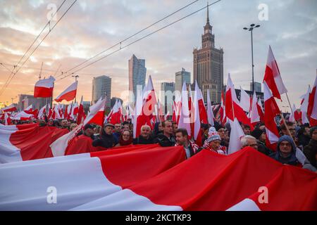 Les gens assistent à la marche de l'indépendance pour célébrer le 101 anniversaire de la Pologne qui a regagné l'indépendance. Varsovie, Pologne, le 11 novembre 2019. Des dizaines de milliers de Polonais de Varsovie et de tout le pays sont arrivés dans la capitale polonaise le jour de l'indépendance de la nation (photo de Beata Zawrzel/NurPhoto) Banque D'Images