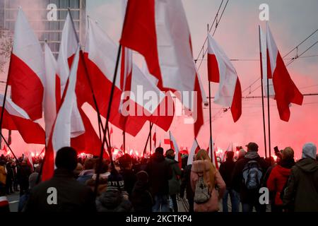 Les gens assistent à la marche de l'indépendance pour célébrer le 101 anniversaire de la Pologne qui a regagné l'indépendance. Varsovie, Pologne, le 11 novembre 2019. Des dizaines de milliers de Polonais de Varsovie et de tout le pays sont arrivés dans la capitale polonaise le jour de l'indépendance de la nation (photo de Beata Zawrzel/NurPhoto) Banque D'Images