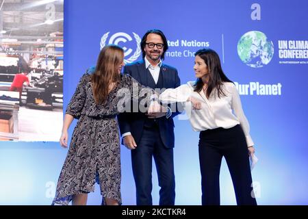 Les représentants de House of Baukjen, Royaume-Uni reçoivent un prix dans la catégorie Climate Neutral Now lors de la cérémonie des Prix mondiaux de l'action sur le climat de l'ONU dans action Hub dans le lieu COP26 - Scottish Event Campus pendant la onzième journée de la Conférence des Nations Unies sur le changement climatique COP26, tenue par la CCNUCC à Glasgow, L'Écosse sur 10 novembre 2021. COP26, de 31 octobre à novembre 12 à Glasgow, est la plus importante conférence sur le climat depuis le sommet de Paris de 2015, car les nations devraient fixer de nouveaux objectifs d'émissions de gaz à effet de serre afin de ralentir le réchauffement climatique et de raffermir d'autres engagements clés Banque D'Images