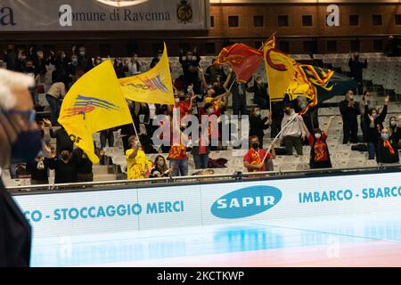 Les supporters de Ravenne pendant le Volleyball Italien série A Men SuperLeague Championship Consar Ravenna vs ITAS Trentino sur 10 novembre 2021 au Pala de Andre à Ravenna, Italie (photo de Daniele Ricci/LiveMedia/NurPhoto) Banque D'Images