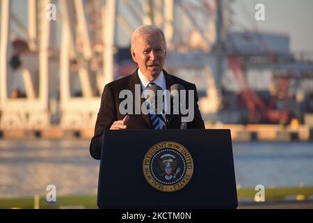 Joe Biden, président des États-Unis, fait des remarques sur la manière dont l'accord bipartisan sur les infrastructures offre au peuple américain au port de Baltimore, MD, sur 10 novembre 2021 (photo de Kyle Mazza/NurPhoto) Banque D'Images
