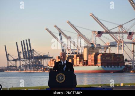 Joe Biden, président des États-Unis, fait des remarques sur la manière dont l'accord bipartisan sur les infrastructures offre au peuple américain au port de Baltimore, MD, sur 10 novembre 2021 (photo de Kyle Mazza/NurPhoto) Banque D'Images