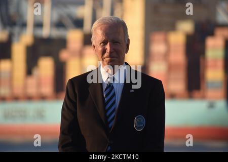 Joe Biden, président des États-Unis, fait des remarques sur la manière dont l'accord bipartisan sur les infrastructures offre au peuple américain au port de Baltimore, MD, sur 10 novembre 2021 (photo de Kyle Mazza/NurPhoto) Banque D'Images