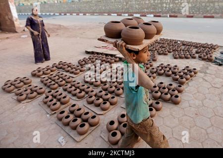 L'industrie de la poterie dans le village des potiers dans le vieux Caire, en Égypte, sur 10 novembre 2021. (Photo de Fadel Dawod/NurPhoto) Banque D'Images