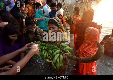 Chhatj Puja est principalement célébrée dans les États indiens du Bihar, du Jharkhand, de l'Uttar Pradesh et aussi dans d'autres États, dans certaines régions du Népal est célébrée, le festival de Chhath est consacré à Lord Surya et sa sœur Shashthi Devi. En ce jour, les dévotés prient aux divinités en les remerciant d'être la force vitale sur cette planète. 10th novembre 2021, Kolkata, Bengale-Occidental, Inde (photo de Sukhomoy Sen/NurPhoto) Banque D'Images