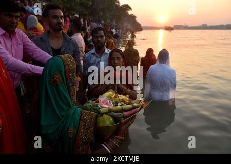 Chhatj Puja est principalement célébrée dans les États indiens du Bihar, du Jharkhand, de l'Uttar Pradesh et aussi dans d'autres États, dans certaines régions du Népal est célébrée, le festival de Chhath est consacré à Lord Surya et sa sœur Shashthi Devi. En ce jour, les dévotés prient aux divinités en les remerciant d'être la force vitale sur cette planète. 10th novembre 2021, Kolkata, Bengale-Occidental, Inde (photo de Sukhomoy Sen/NurPhoto) Banque D'Images