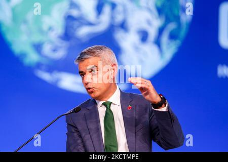 Sadiq Khan, Président élu et maire de Londres en C40, prend la parole lors de l'événement de haut niveau sur l'action mondiale contre le climat : Course vers un monde meilleur en plénière Cairn Gorm sur le site COP26 - Campus écossais de l'événement pendant le douzième jour de la Conférence des Nations Unies sur les changements climatiques COP26, tenue par la CCNUCC à Glasgow, Écosse sur 11 novembre 2021. COP26, de 31 octobre à novembre 12 à Glasgow, est la plus importante conférence sur le climat depuis le sommet de Paris de 2015, car les nations devraient fixer de nouveaux objectifs d'émissions de gaz à effet de serre afin de ralentir le réchauffement climatique et de raffermir d'autres engagements clés. Banque D'Images