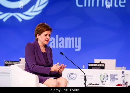 Nicola Sturgeon, première ministre de l'Écosse, s'exprime lors de l'événement de haut niveau Global Climate action : Course vers un monde meilleur en plénière Cairn Gorm sur le site COP26 - Campus écossais de l'événement pendant le douzième jour de la Conférence des Nations Unies sur les changements climatiques COP26, tenue par la CCNUCC à Glasgow, Écosse sur 11 novembre 2021. COP26, de 31 octobre à novembre 12 à Glasgow, est la plus importante conférence sur le climat depuis le sommet de Paris de 2015, car les nations devraient fixer de nouveaux objectifs d'émissions de gaz à effet de serre afin de ralentir le réchauffement climatique et de raffermir d'autres engagements clés. (PH Banque D'Images