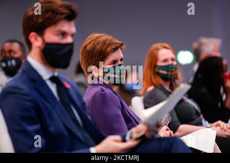 Le premier ministre d'Écosse, Nicola Sturgeon, arrive à l'événement de haut niveau de l'action mondiale contre le climat : Course vers un monde meilleur en plénière Cairn Gorm sur le site COP26 - Campus écossais de l'événement pendant le douzième jour de la Conférence des Nations Unies sur les changements climatiques COP26, tenue par la CCNUCC à Glasgow, Écosse sur 11 novembre 2021. COP26, de 31 octobre à novembre 12 à Glasgow, est la plus importante conférence sur le climat depuis le sommet de Paris de 2015, car les nations devraient fixer de nouveaux objectifs d'émissions de gaz à effet de serre afin de ralentir le réchauffement climatique et de raffermir d'autres engagements clés. (Photo Banque D'Images