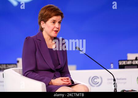 Nicola Sturgeon, première ministre de l'Écosse, s'exprime lors de l'événement de haut niveau Global Climate action : Course vers un monde meilleur en plénière Cairn Gorm sur le site COP26 - Campus écossais de l'événement pendant le douzième jour de la Conférence des Nations Unies sur les changements climatiques COP26, tenue par la CCNUCC à Glasgow, Écosse sur 11 novembre 2021. COP26, de 31 octobre à novembre 12 à Glasgow, est la plus importante conférence sur le climat depuis le sommet de Paris de 2015, car les nations devraient fixer de nouveaux objectifs d'émissions de gaz à effet de serre afin de ralentir le réchauffement climatique et de raffermir d'autres engagements clés. (PH Banque D'Images