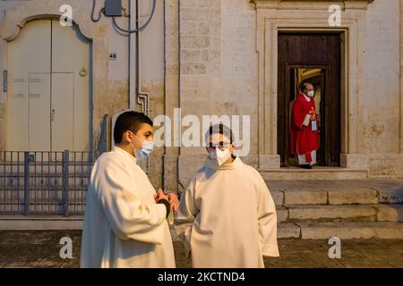 Curé paroissial et autel des garçons attendant la messe en plein air en l'honneur de San Trifone à Adelfia le 11 novembre 2021. La Fête Patronale en l'honneur de San Trifone, à Adelfia-Montrone (Ba), est célébrée chaque année du 1 au 11 novembre. Il y a aussi un autre jour (habituellement le dimanche suivant) pendant lequel la pose du saint patron est célébrée dans la niche de l'église de San Nicola (où la statue et la relique sont placés). Les principaux jours de cette merveilleuse fête patronale se produisent du 9 au 11 novembre où des milliers de pèlerins affluent, de toute l'Italie et du monde entier, pour célébrer le RE Banque D'Images