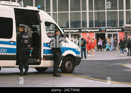 Des polices sont visibles devant la gare centrale de cologne lors de l'ouverture du carnaval à Cologne, en Allemagne, le 11 novembre 2021 (photo de Ying Tang/NurPhoto) Banque D'Images