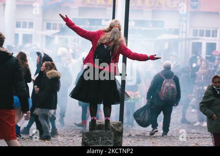 Un fêtard du carnaval danse dans le centre-ville de cologne lors de l'ouverture du carnaval à Cologne, en Allemagne, le 11 novembre 2021 (photo de Ying Tang/NurPhoto) Banque D'Images