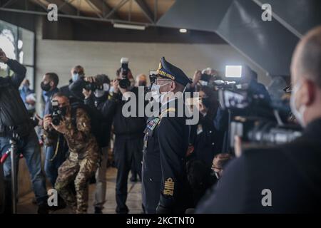 Le général Luca Goretti lors de la commémoration de l'atrocité du Kindu à Pise, en Italie, sur 11 novembre 2021. Le massacre de Kindu, qui a eu lieu les 11 ou 12 novembre 1961 à Kindu Port-Émpain, dans l'ancien Congo belge, au Congo-Léopoldville, où treize aviateurs italiens, membres de l'opération des Nations Unies au Congo, ont été assassinés. Le massacre a été commémoré aujourd'hui par la Brigade aérienne de Pise en 46th à l'intérieur de l'aéroport militaire du sanctuaire de Kindu. La messe a été célébrée par l'ordinaire militaire, l'archevêque Santo Marcianò, en présence du Chef d'état-major de l'Armée de l'Air italienne, le général Luca Banque D'Images