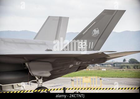 F-35 avions de combat exposés lors de la commémoration du massacre de Kindu à l'aéroport militaire de Pise, en Italie, sur 11 novembre 2021. Le massacre de Kindu, qui a eu lieu les 11 ou 12 novembre 1961 à Kindu Port-Émpain, dans l'ancien Congo belge, au Congo-Léopoldville, où treize aviateurs italiens, membres de l'opération des Nations Unies au Congo, ont été assassinés. Le massacre a été commémoré aujourd'hui par la Brigade aérienne de Pise en 46th à l'intérieur de l'aéroport militaire du sanctuaire de Kindu. La messe a été célébrée par l'ordinaire militaire, l'archevêque Santo Marcianò, en présence du Chef d'état-major Banque D'Images