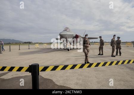 F-35 avions de combat exposés lors de la commémoration du massacre de Kindu à l'aéroport militaire de Pise, en Italie, sur 11 novembre 2021. Le massacre de Kindu, qui a eu lieu les 11 ou 12 novembre 1961 à Kindu Port-Émpain, dans l'ancien Congo belge, au Congo-Léopoldville, où treize aviateurs italiens, membres de l'opération des Nations Unies au Congo, ont été assassinés. Le massacre a été commémoré aujourd'hui par la Brigade aérienne de Pise en 46th à l'intérieur de l'aéroport militaire du sanctuaire de Kindu. La messe a été célébrée par l'ordinaire militaire, l'archevêque Santo Marcianò, en présence du Chef d'état-major Banque D'Images