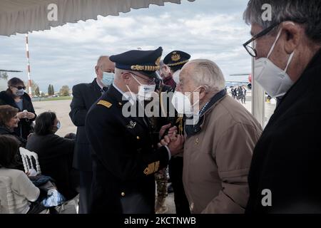 Le général Luca Goretti lors de la commémoration de l'atrocité du Kindu à Pise, en Italie, sur 11 novembre 2021. Le massacre de Kindu, qui a eu lieu les 11 ou 12 novembre 1961 à Kindu Port-Émpain, dans l'ancien Congo belge, au Congo-Léopoldville, où treize aviateurs italiens, membres de l'opération des Nations Unies au Congo, ont été assassinés. Le massacre a été commémoré aujourd'hui par la Brigade aérienne de Pise en 46th à l'intérieur de l'aéroport militaire du sanctuaire de Kindu. La messe a été célébrée par l'ordinaire militaire, l'archevêque Santo Marcianò, en présence du Chef d'état-major de l'Armée de l'Air italienne, le général Luca Banque D'Images