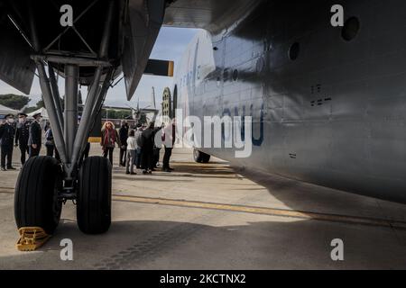 Un C-119, l'avion utilisé pour cette mission de maintien de la paix, placé en tant que « gardien de la porte » devant le sanctuaire de Kindu, a été restauré et ramené aux couleurs d'origine à Pise, en Italie, sur 11 novembre 2021. Le massacre de Kindu, qui a eu lieu les 11 ou 12 novembre 1961 à Kindu Port-Émpain, dans l'ancien Congo belge, au Congo-Léopoldville, où treize aviateurs italiens, membres de l'opération des Nations Unies au Congo, ont été assassinés. Le massacre a été commémoré aujourd'hui par la Brigade aérienne de Pise en 46th à l'intérieur de l'aéroport militaire du sanctuaire de Kindu. La messe a été célébrée par les militaires Banque D'Images