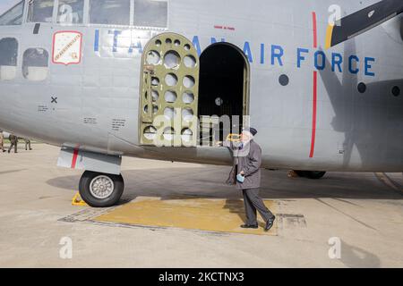 Un C-119, l'avion utilisé pour cette mission de maintien de la paix, placé en tant que « gardien de la porte » devant le sanctuaire de Kindu, a été restauré et ramené aux couleurs d'origine à Pise, en Italie, sur 11 novembre 2021. Le massacre de Kindu, qui a eu lieu les 11 ou 12 novembre 1961 à Kindu Port-Émpain, dans l'ancien Congo belge, au Congo-Léopoldville, où treize aviateurs italiens, membres de l'opération des Nations Unies au Congo, ont été assassinés. Le massacre a été commémoré aujourd'hui par la Brigade aérienne de Pise en 46th à l'intérieur de l'aéroport militaire du sanctuaire de Kindu. La messe a été célébrée par les militaires Banque D'Images