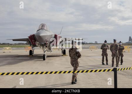 F-35 avions de combat exposés lors de la commémoration du massacre de Kindu à l'aéroport militaire de Pise, en Italie, sur 11 novembre 2021. Le massacre de Kindu, qui a eu lieu les 11 ou 12 novembre 1961 à Kindu Port-Émpain, dans l'ancien Congo belge, au Congo-Léopoldville, où treize aviateurs italiens, membres de l'opération des Nations Unies au Congo, ont été assassinés. Le massacre a été commémoré aujourd'hui par la Brigade aérienne de Pise en 46th à l'intérieur de l'aéroport militaire du sanctuaire de Kindu. La messe a été célébrée par l'ordinaire militaire, l'archevêque Santo Marcianò, en présence du Chef d'état-major Banque D'Images