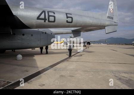 Un C-119, l'avion utilisé pour cette mission de maintien de la paix, placé en tant que « gardien de la porte » devant le sanctuaire de Kindu, a été restauré et ramené aux couleurs d'origine à Pise, en Italie, sur 11 novembre 2021. Le massacre de Kindu, qui a eu lieu les 11 ou 12 novembre 1961 à Kindu Port-Émpain, dans l'ancien Congo belge, au Congo-Léopoldville, où treize aviateurs italiens, membres de l'opération des Nations Unies au Congo, ont été assassinés. Le massacre a été commémoré aujourd'hui par la Brigade aérienne de Pise en 46th à l'intérieur de l'aéroport militaire du sanctuaire de Kindu. La messe a été célébrée par les militaires Banque D'Images