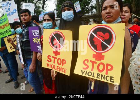 Les travailleurs de l'habillement ont organisé un rassemblement de protestation demandant de mettre fin à la violence et au harcèlement sur le lieu de travail et de ratifier et de réaliser la convention-190 de l'OIT, à Dhaka, au Bangladesh, en l'an 12 novembre 2021 (photo de Mamunur Rashid/NurPhoto) Banque D'Images