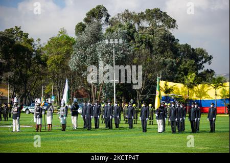 Les officiers de police nouvellement promus participent à leur cérémonie de promotion au cours d'un événement ont été le président colombien Ivan Duque Marquez et le ministre colombien de la Défense Diego Molano en mémoire de l'anniversaire de 130 de la police nationale de Colombie et la promotion aux officiers à plus de 100 membres de police, à Bogota, Colombie sur 11 novembre 2021. (Photo par Sebastian Barros/NurPhoto) Banque D'Images