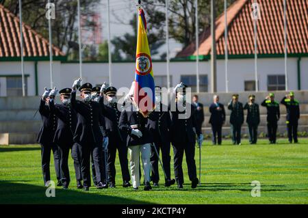 Les officiers de police nouvellement promus participent à leur cérémonie de promotion au cours d'un événement ont été le président colombien Ivan Duque Marquez et le ministre colombien de la Défense Diego Molano en mémoire de l'anniversaire de 130 de la police nationale de Colombie et la promotion aux officiers à plus de 100 membres de police, à Bogota, Colombie sur 11 novembre 2021. (Photo par Sebastian Barros/NurPhoto) Banque D'Images