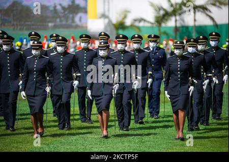 Les officiers de police nouvellement promus participent à leur cérémonie de promotion au cours d'un événement ont été le président colombien Ivan Duque Marquez et le ministre colombien de la Défense Diego Molano en mémoire de l'anniversaire de 130 de la police nationale de Colombie et la promotion aux officiers à plus de 100 membres de police, à Bogota, Colombie sur 11 novembre 2021. (Photo par Sebastian Barros/NurPhoto) Banque D'Images