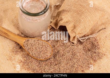 Alimentation très saine - Linum usitatissimum graines de lin moulues et eau Banque D'Images