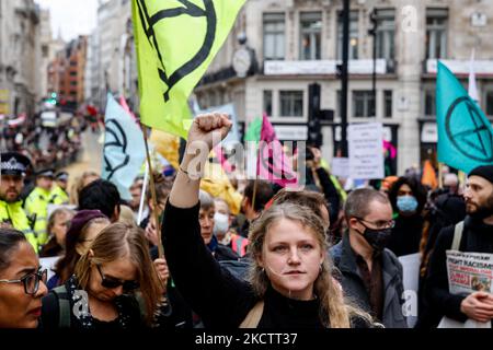 Extinction les partisans de la rébellion protestent lors du défilé de rue du Lord Mayor's Show dans le centre de Londres, en Angleterre, sur 13 novembre 2021. Extinction Rebellion a organisé la manifestation le jour du Lord Mayor's Show de Londres. L'organisation est entrée en collision avec le défilé pour parler de l'histoire coloniale de Londres comme une source majeure d'injustice climatique. Les manifestants ont appelé COP26 à un échec et ont appelé les politiciens à prendre des mesures contre la crise climatique (photo de Dominika Zarzycka/NurPhoto) Banque D'Images